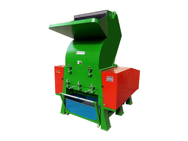 Claw type plastic crusher