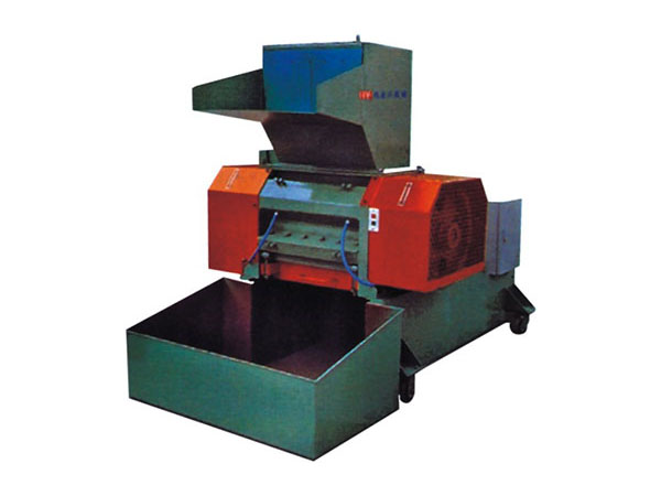 Water cooled strong plastic crusher