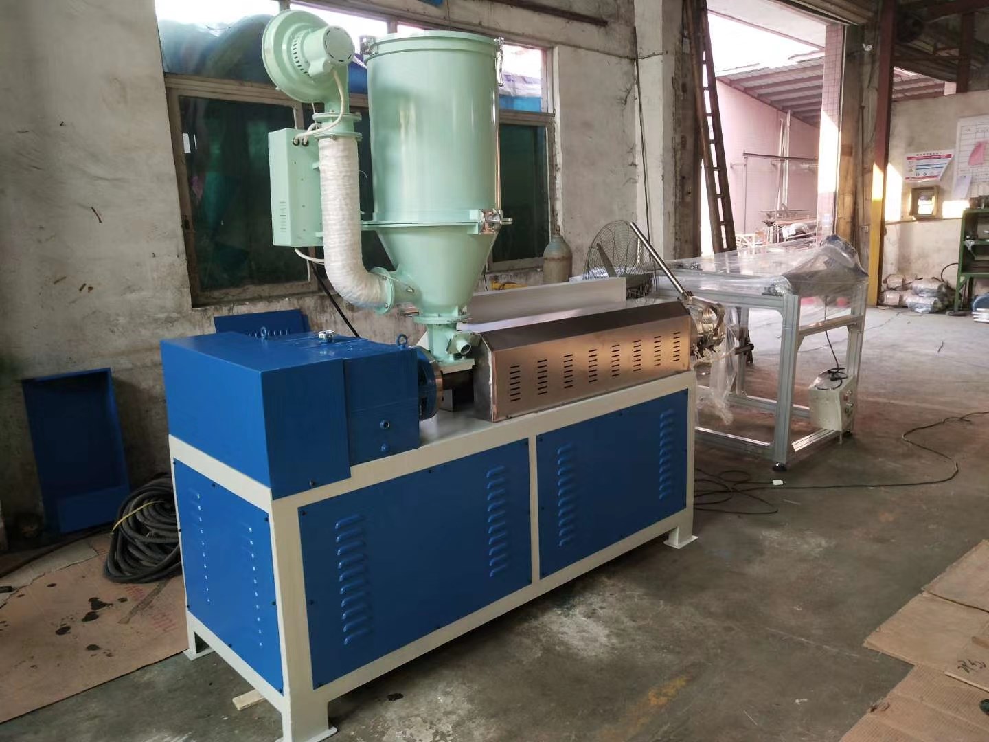 Hongyexing Machinerys HYRP-65 melt blown machine has been shipped!(图1)