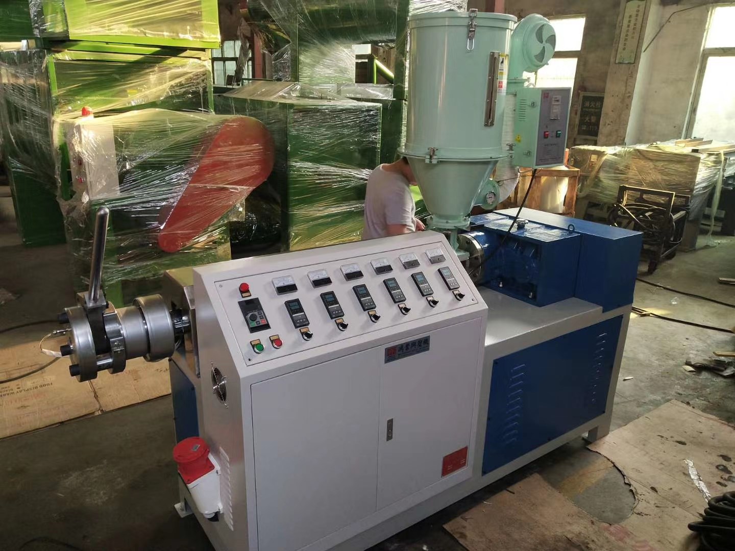 Hongyexing Machinerys HYRP-65 melt blown machine has been shipped!(图2)